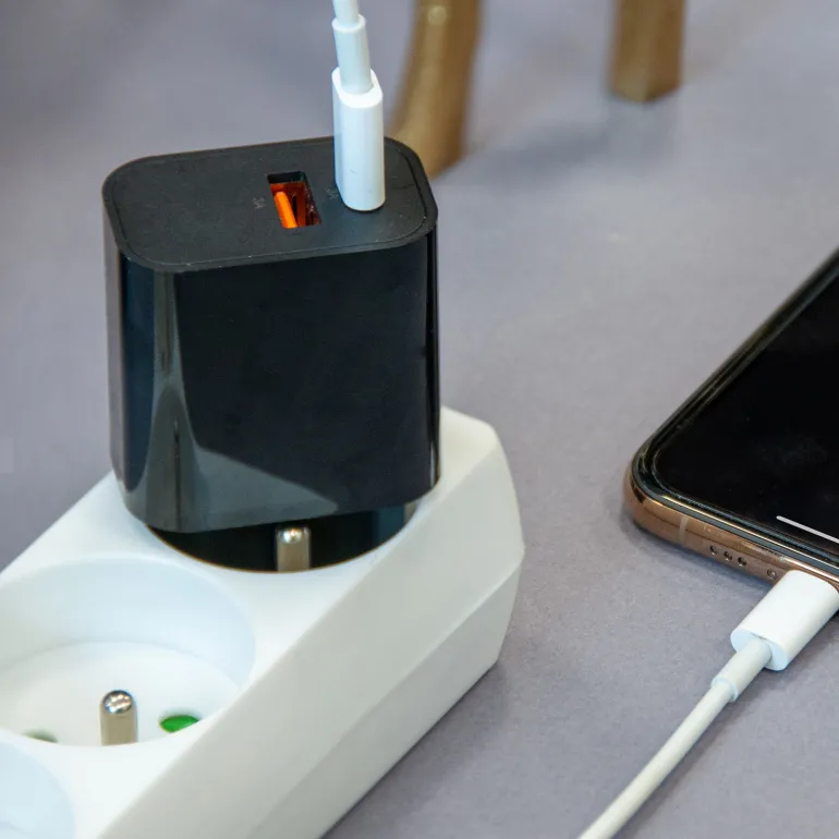 AKASHI chargeur secteur usb-a + usb-c 15w noir< Téléphone Mobile
