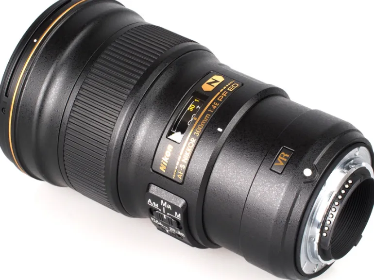 NIKON AF-S 300/4E PF ED VR< Focale Fixe