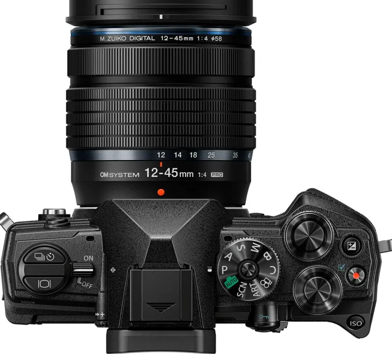 OM SYSTEM OM-5 + 12-45 KIT NOIR/NOIR< Hybride
